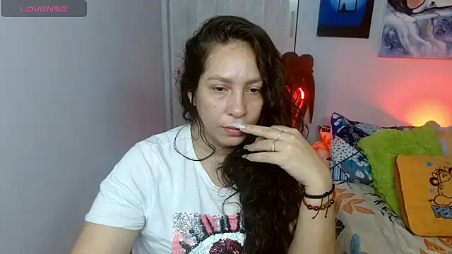 Snapshot of naihroby chatting on 10.14.25 naihroby online show from 10.14.25