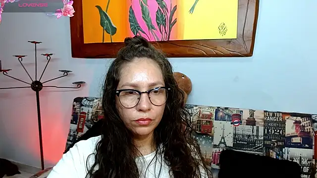 Snapshot of naihroby chatting on 10.18.25 naihroby online show from 10.18.25