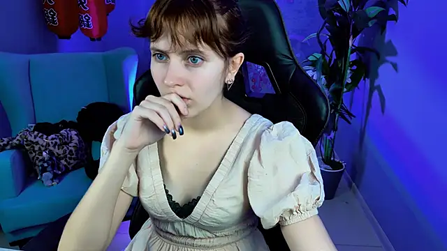 Snapshot of LolaAsmus chatting on 10.17.25 LolaAsmus online show from 10.17.25