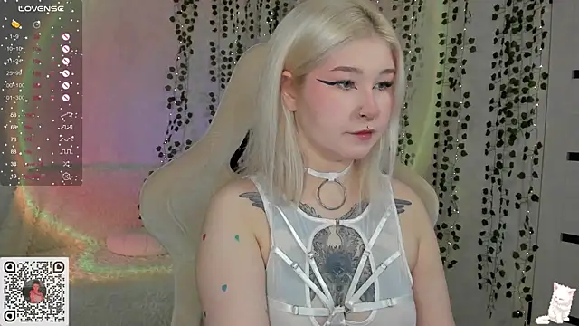 Snapshot of chillycharm chatting on 02.07.25 chillycharm online show from 02.07.25