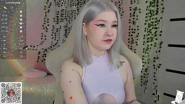 Snapshot of chillycharm chatting on 02.11.25 chillycharm online show from 02.11.25