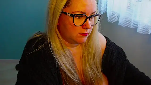 Snapshot of queenpeachi chatting on 12.17.24 queenpeachi online show from 12.17.24