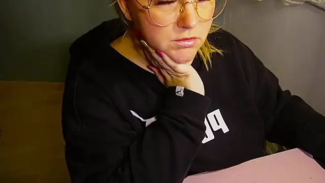 Snapshot of queenpeachi chatting on 12.18.24 queenpeachi online show from 12.18.24