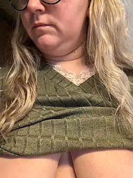 Snapshot of queenpeachi chatting on 12.21.24 queenpeachi online show from 12.21.24