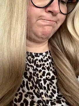 Snapshot of queenpeachi chatting on 01.05.25 queenpeachi online show from 01.05.25