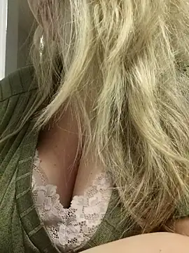 Snapshot of queenpeachi chatting on 01.18.25 queenpeachi online show from 01.18.25