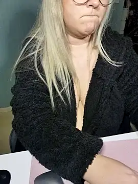 Snapshot of queenpeachi chatting on 01.21.25 queenpeachi online show from 01.21.25