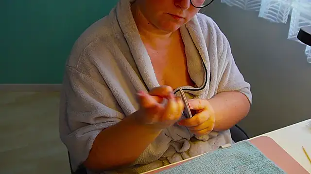 Snapshot of queenpeachi chatting on 02.15.25 queenpeachi online show from 02.15.25