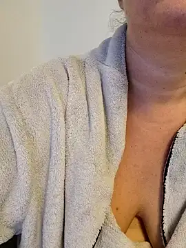 Snapshot of queenpeachi chatting on 10.22.25 queenpeachi online show from 10.22.25