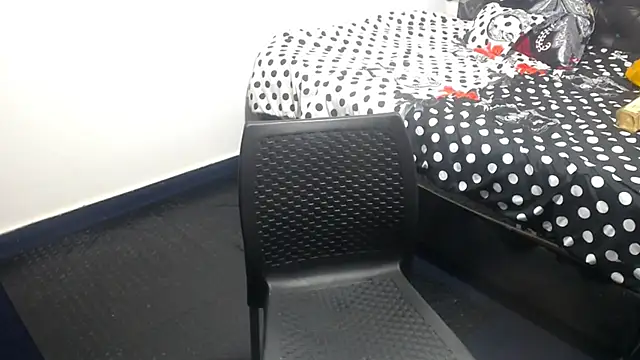 Snapshot of shopyymessyy chatting on 02.14.25 shopyymessyy online show from 02.14.25