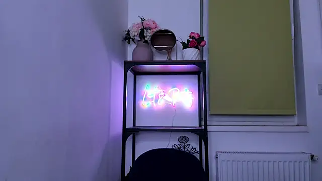 Snapshot of LaraStone69 chatting on 09.25.25 LaraStone69 online show from 09.25.25