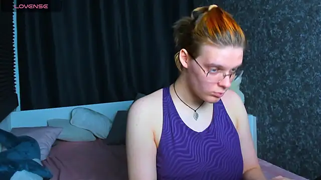 Snapshot of KIKI_Krash chatting on 12.27.24 KIKI Krash online show from 12.27.24