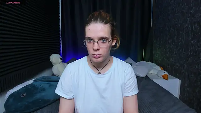 Snapshot of KIKI_Krash chatting on 02.13.25 KIKI Krash online show from 02.13.25