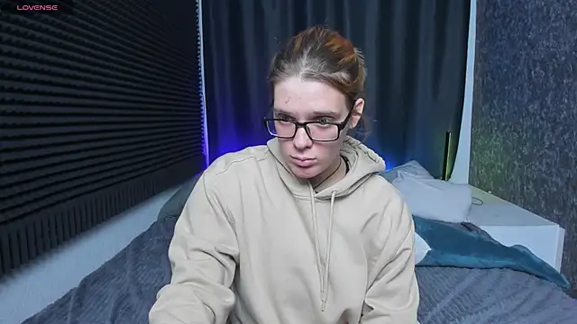 Snapshot of KIKI_Krash chatting on 02.25.25 KIKI Krash online show from 02.25.25