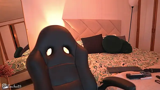 Lau Bee online show from 12.14.25