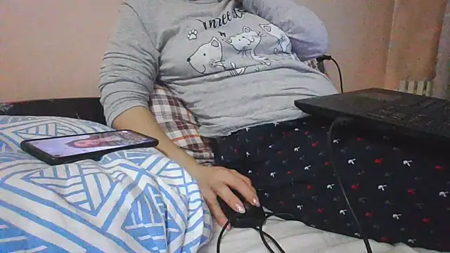 Snapshot of MikaKors chatting on 01.06.25 MikaKors online show from 01.06.25