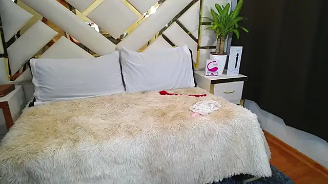 carolineamber  online show from 12.08.24