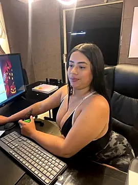 Snapshot of ElaaPerez chatting on 10.23.25 ElaaPerez online show from 10.23.25