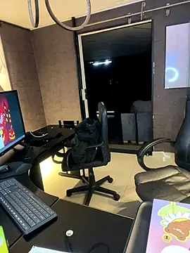 Snapshot of ElaaPerez chatting on 10.28.25 ElaaPerez online show from 10.28.25