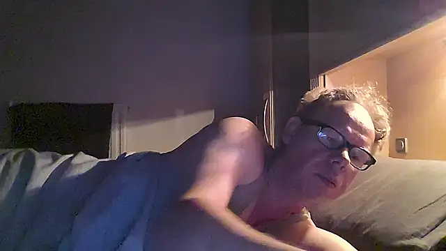 Snapshot of kinkyslet8 chatting on 09.11.25 kinkyslet8 online show from 09.11.25