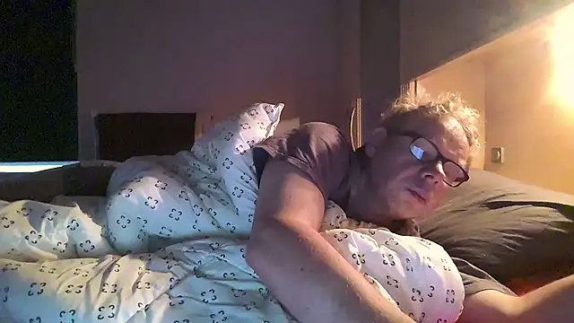 Snapshot of kinkyslet8 chatting on 10.19.25 kinkyslet8 online show from 10.19.25