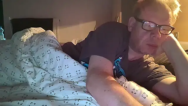 Snapshot of kinkyslet8 chatting on 10.27.25 kinkyslet8 online show from 10.27.25