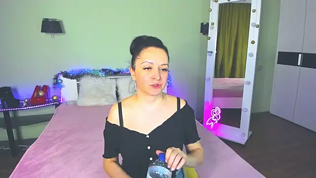 Snapshot of AngellLika chatting on 12.12.24 AngellLika online show from 12.12.24