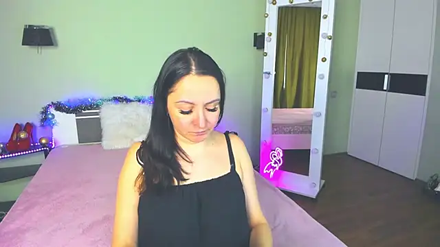 Snapshot of AngellLika chatting on 12.13.24 AngellLika online show from 12.13.24