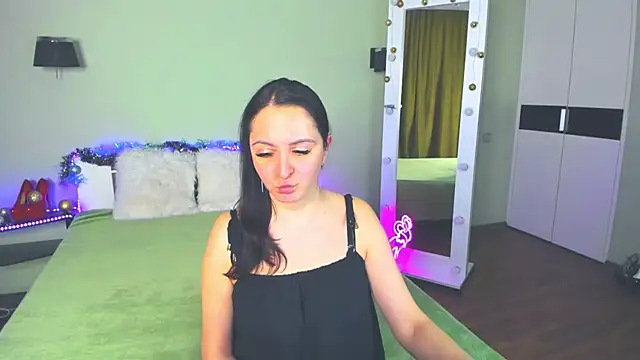 Snapshot of AngellLika chatting on 12.13.24 AngellLika online show from 12.13.24