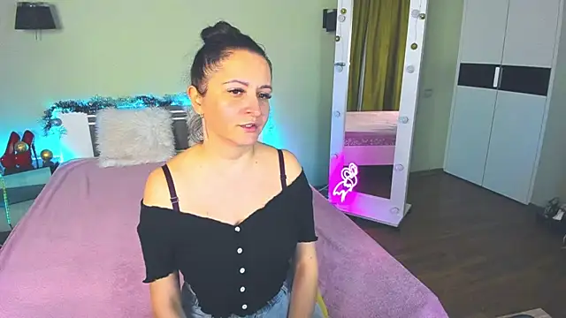 Snapshot of AngellLika chatting on 12.15.24 AngellLika online show from 12.15.24