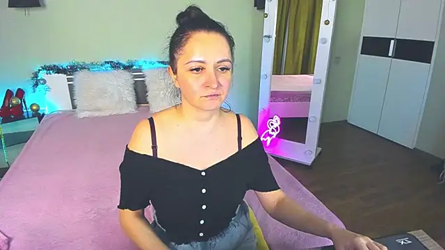 Snapshot of AngellLika chatting on 12.15.24 AngellLika online show from 12.15.24