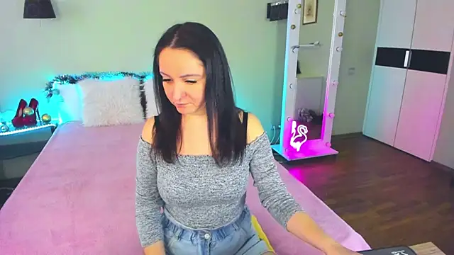 Snapshot of AngellLika chatting on 12.18.24 AngellLika online show from 12.18.24