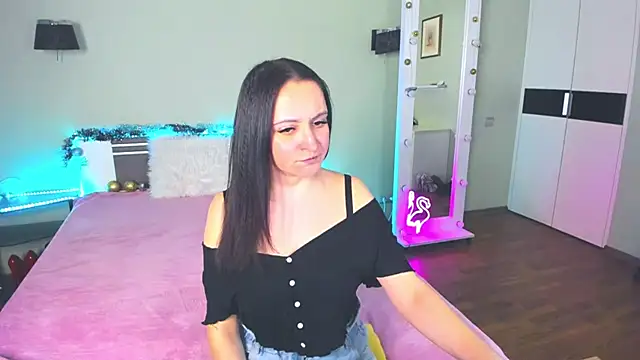 Snapshot of AngellLika chatting on 12.18.24 AngellLika online show from 12.18.24