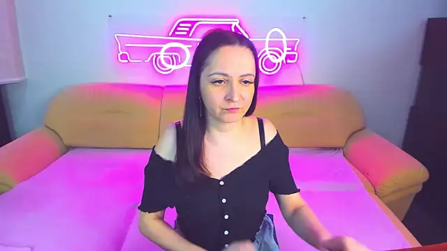 Snapshot of AngellLika chatting on 12.26.24 AngellLika online show from 12.26.24