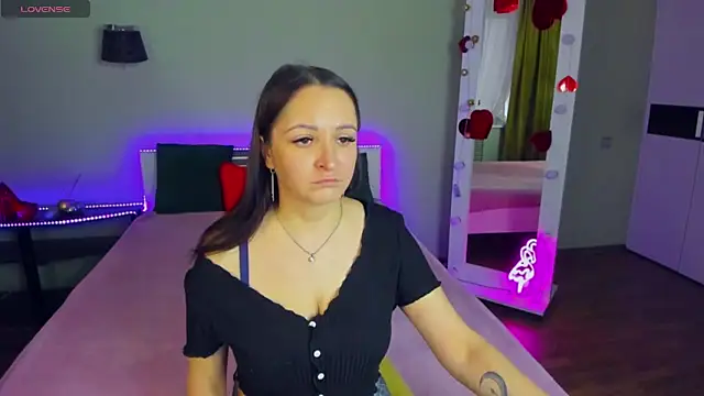 Snapshot of AngellLika chatting on 09.28.25 AngellLika online show from 09.28.25