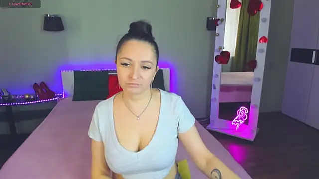 Snapshot of AngellLika chatting on 10.05.25 AngellLika online show from 10.05.25