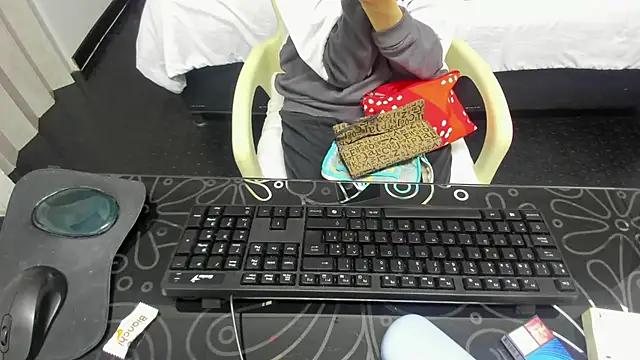 Snapshot of Abrillee1 chatting on 03.01.25 Abrillee1 online show from 03.01.25