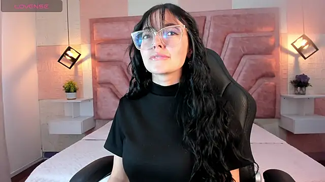 Snapshot of elisa_collins chatting on 06.19.26 elisa collins online show from 06.19.26