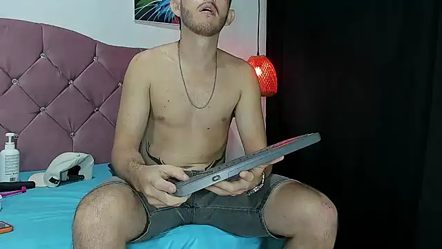 Snapshot of louis_bcasta1 chatting on 02.08.25 louis bcasta1 online show from 02.08.25