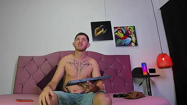 Snapshot of louis_bcasta1 chatting on 03.03.25 louis bcasta1 online show from 03.03.25