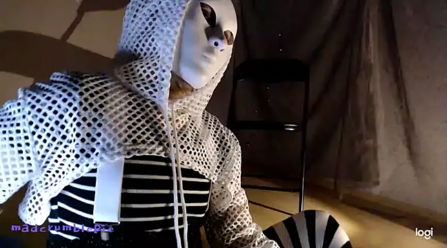 Snapshot of madcrumblepie chatting on 12.18.24 madcrumblepie online show from 12.18.24