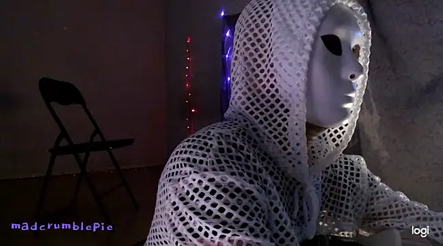 Snapshot of madcrumblepie chatting on 01.09.25 madcrumblepie online show from 01.09.25