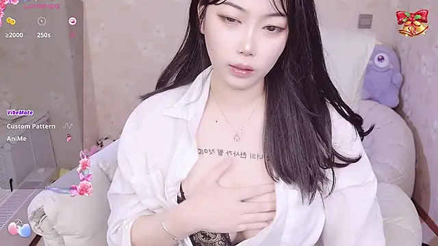 Snapshot of small_bell chatting on 03.19.25 small bell online show from 03.19.25