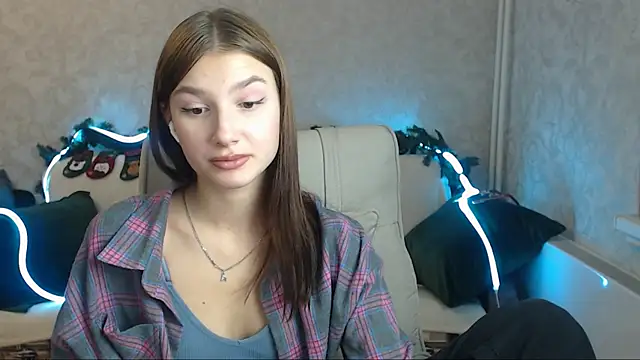 Snapshot of AnaHoney chatting on 12.13.24 AnaHoney online show from 12.13.24
