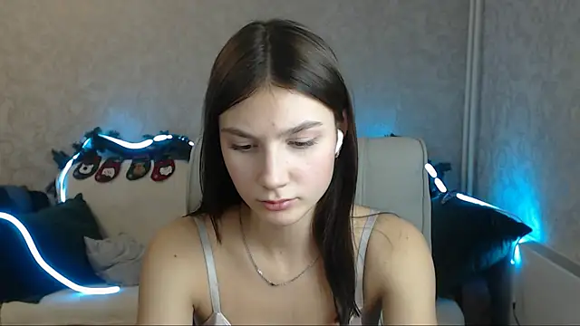 Snapshot of AnaHoney chatting on 12.18.24 AnaHoney online show from 12.18.24