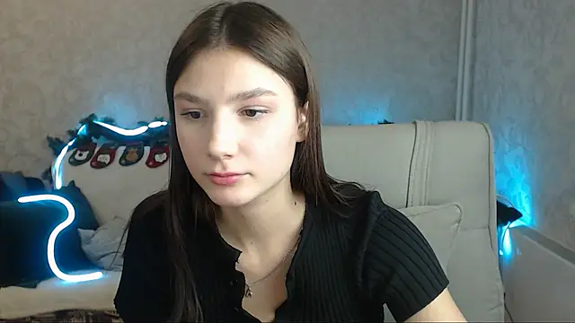 Snapshot of AnaHoney chatting on 12.21.24 AnaHoney online show from 12.21.24