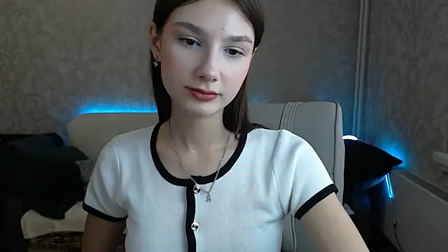 Snapshot of AnaHoney chatting on 02.15.25 AnaHoney online show from 02.15.25