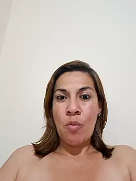 Snapshot of Zaralu_ chatting on 12.18.24 Zaralu online show from 12.18.24