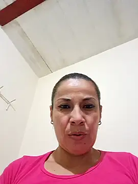 Snapshot of Zaralu_ chatting on 12.23.24 Zaralu online show from 12.23.24