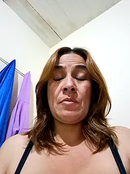 Snapshot of Zaralu_ chatting on 02.20.25 Zaralu online show from 02.20.25